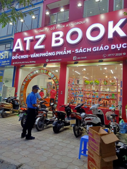 Hà Nội: Nhà sách ATZ Book bán tràn lan sản phẩm không nhãn phụ?